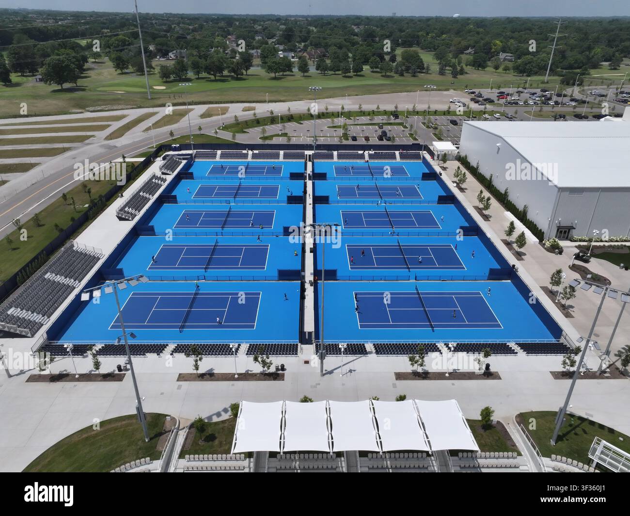 Mason, Ohio, Stati Uniti - 17 luglio 2026: Vista aerea del Lindner Family Tennis Center con diversi campi da tennis blu, tribune da stadio, e Foto Stock