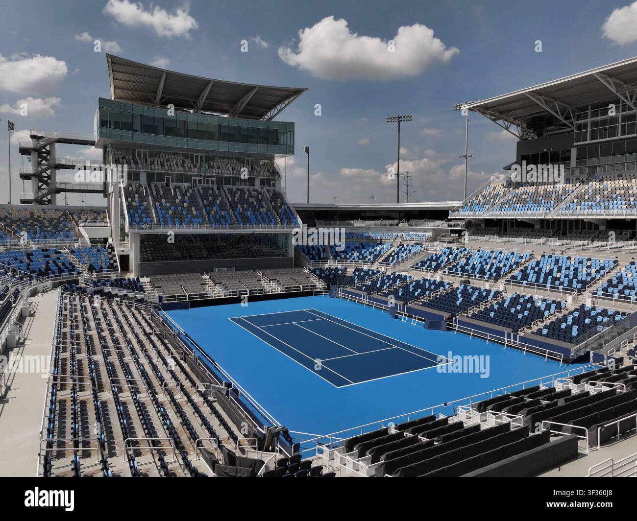 Mason, Ohio, Stati Uniti - 17 luglio 2026: Veduta aerea del Lindner Family Tennis Center con un campo da tennis blu circondato da gradini a più livelli sotto Foto Stock