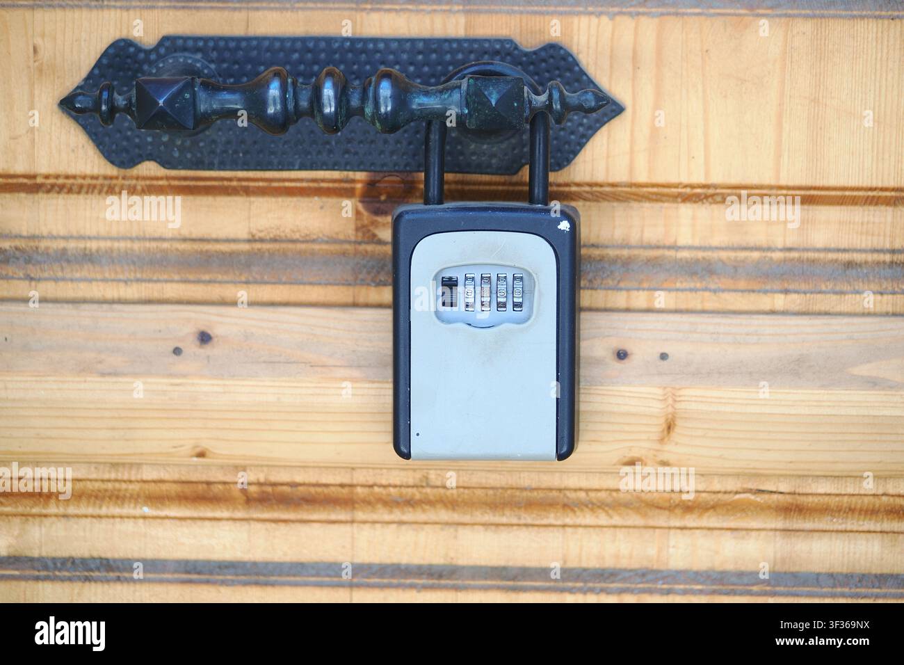 Cassaforte su una porta di legno Foto Stock