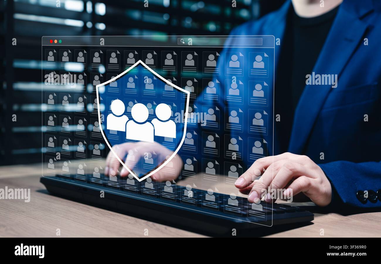 Concetto di protezione dei dati dei clienti e gestione della privacy. Persona che utilizza un laptop con profili utente, database client sicuro, accesso all'identità, riservato Foto Stock