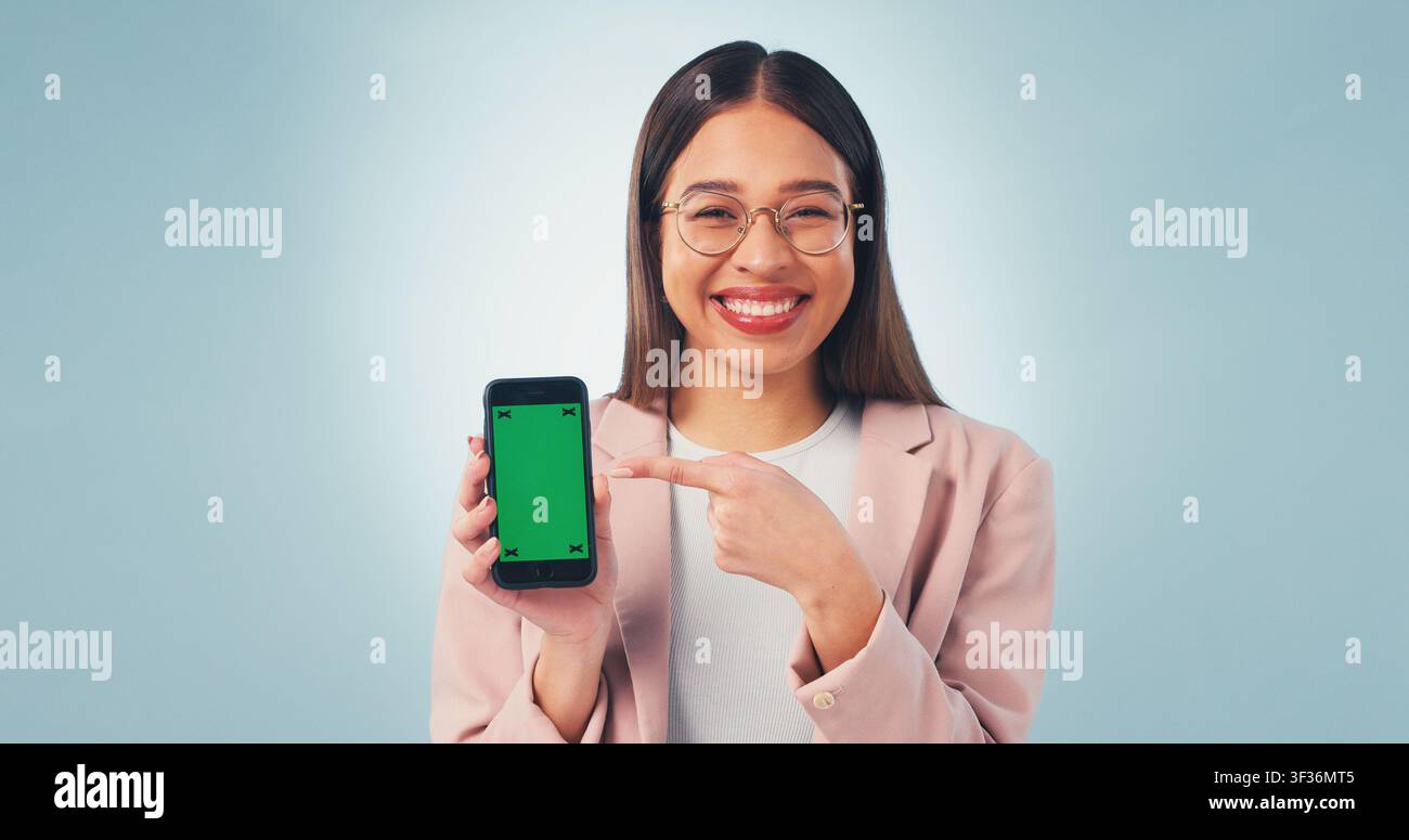 Indicazione, schermo verde e donna d'affari con cellulare in studio per la pubblicità di un'app finanziaria. Felice, ritratto e consulente finanziario con spazio per il mockup Foto Stock