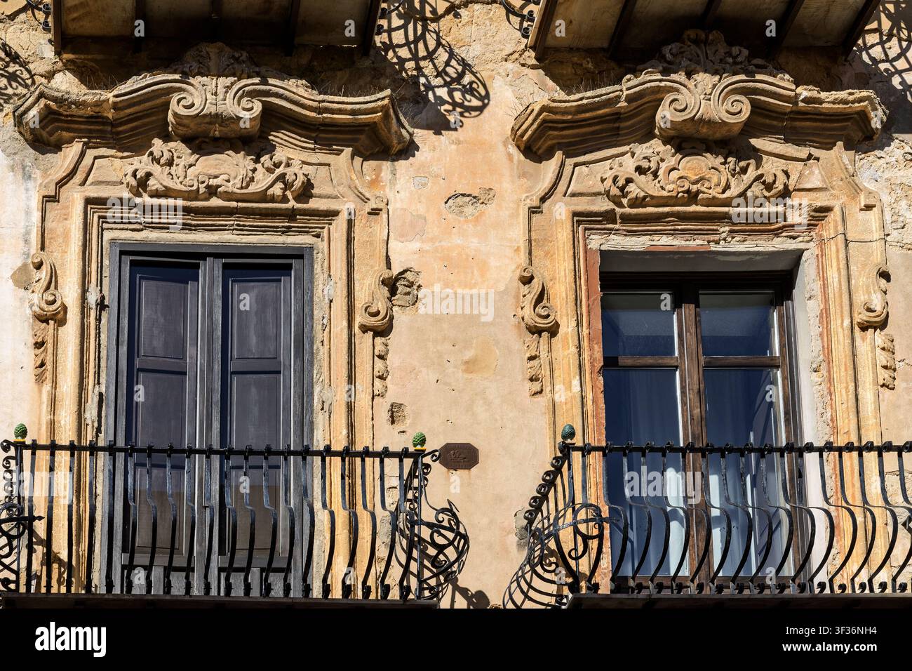 Facciate e finestre ornate di edifici, Agrigento, Sicilia, Italia Foto Stock