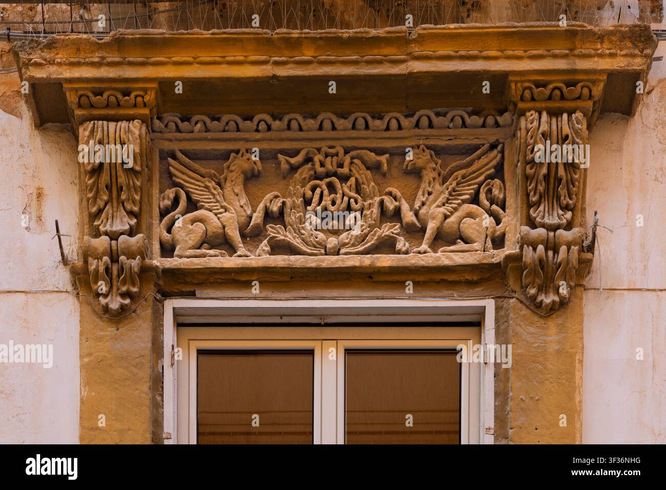 Facciate e finestre ornate di edifici, Agrigento, Sicilia, Italia Foto Stock
