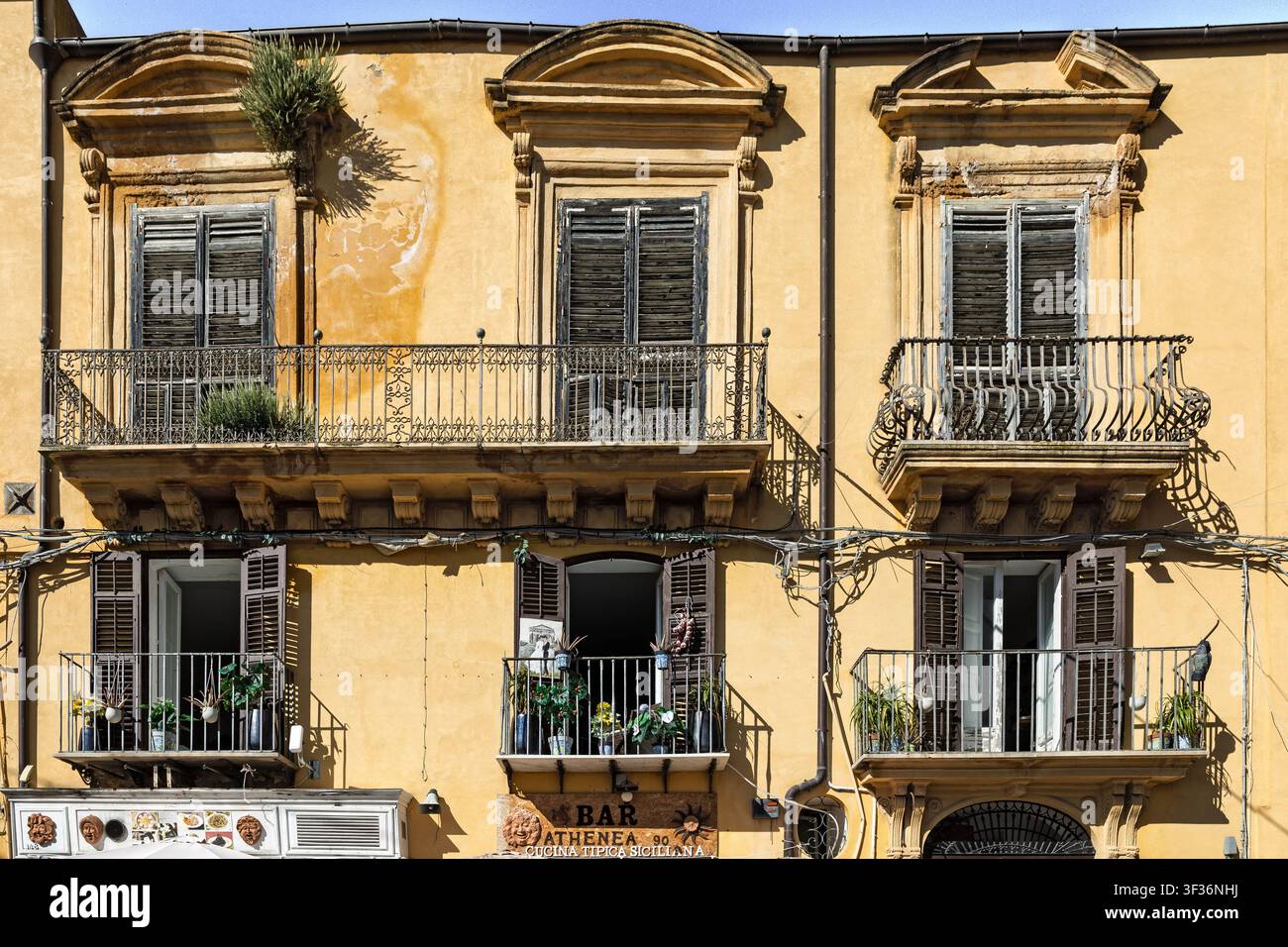 Facciate e finestre ornate, sopra i negozi, Agrigento, Sicilia, Italia Foto Stock