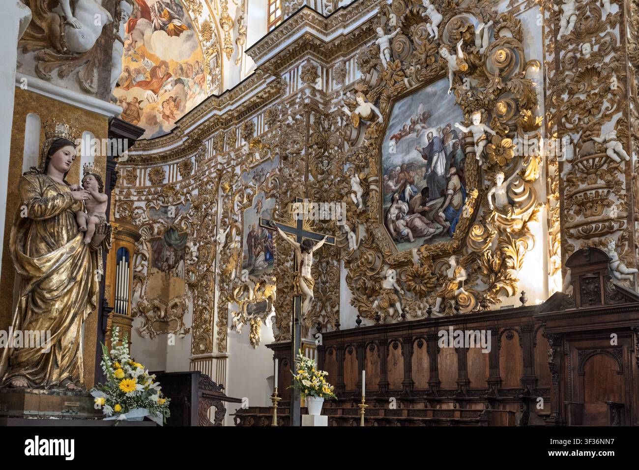 Interno ornato e dorato con statue e arte religiosa dettagliata, Cattedrale di Agrigento, Cattedrale di San Gerlando, Agrigento, Sicilia, Italia Foto Stock