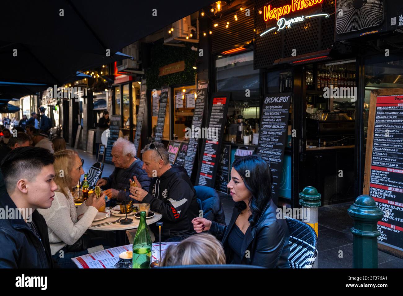Le famiglie cenano lungo la zona pedonale di Degraves Street a Melbourne, Victoria, Australia. Foto Stock