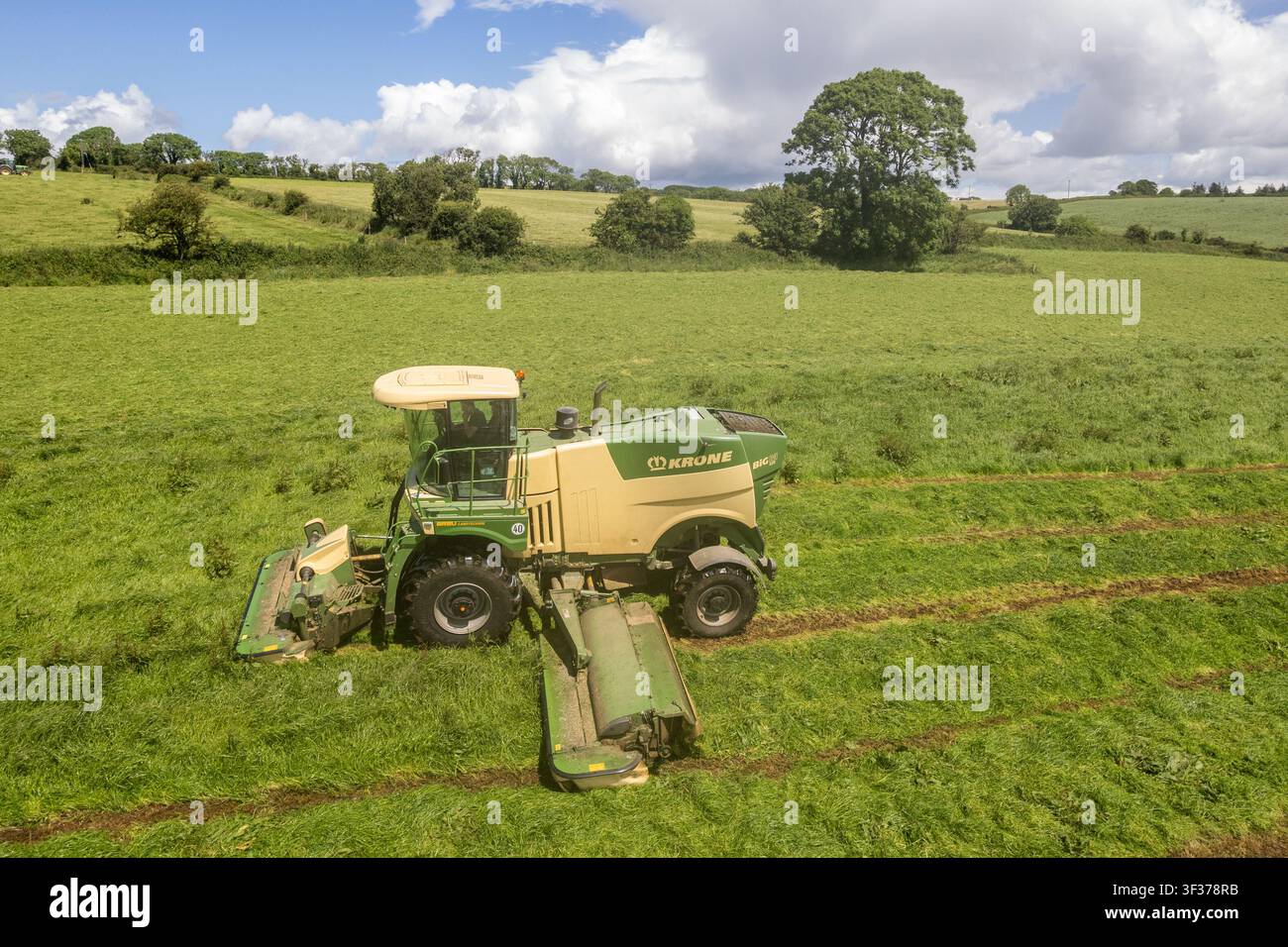 Tagliatrice Krone B M 450 che taglia l'erba per il foraggio di un allevatore di bovini da latte a Timoleague, West Cork, Irlanda. Foto Stock