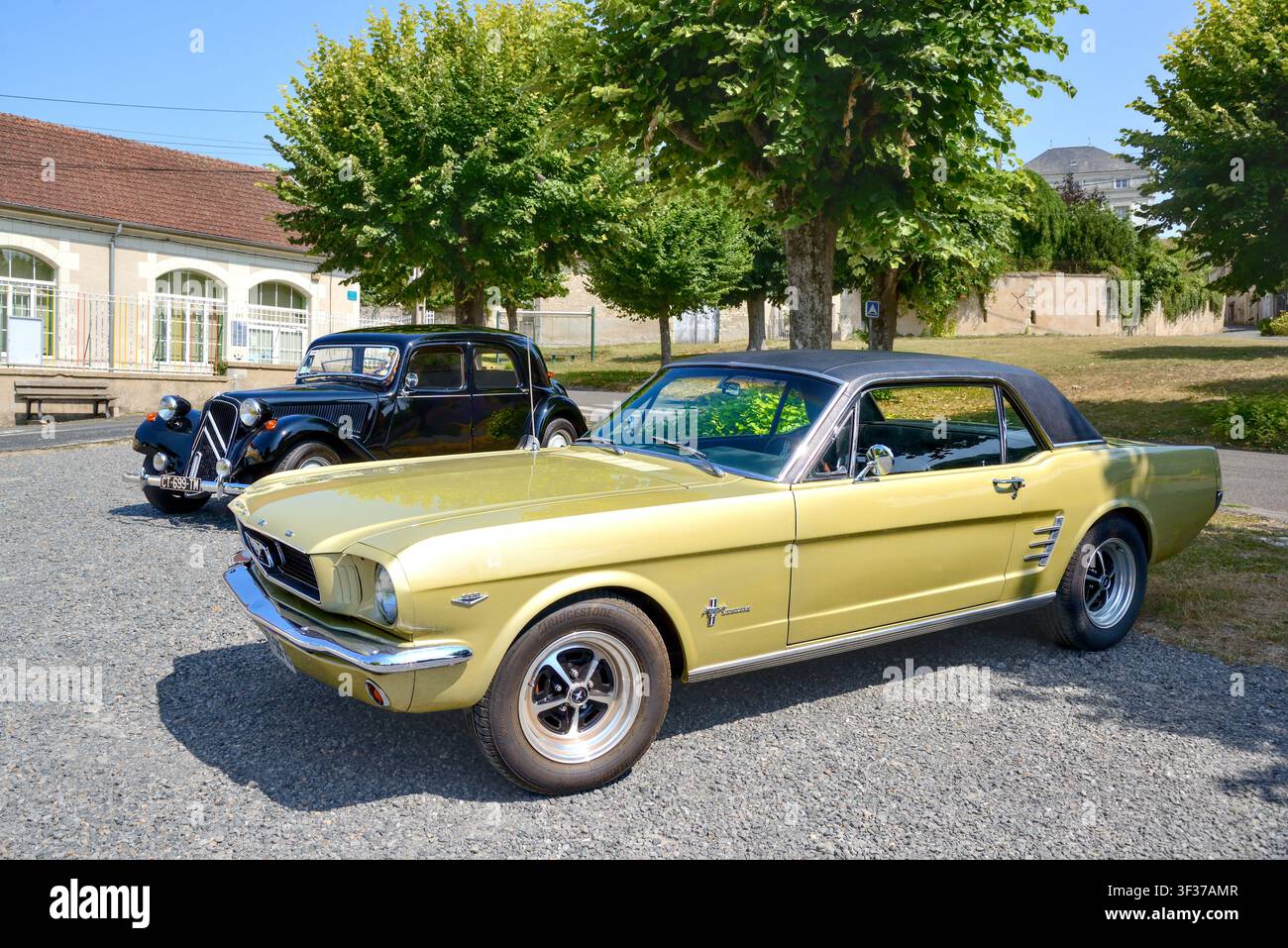 Francese registrato, guida a sinistra, Ford Mustang americano degli anni '60 289 V8 Hardtop - Francia centrale. Foto Stock