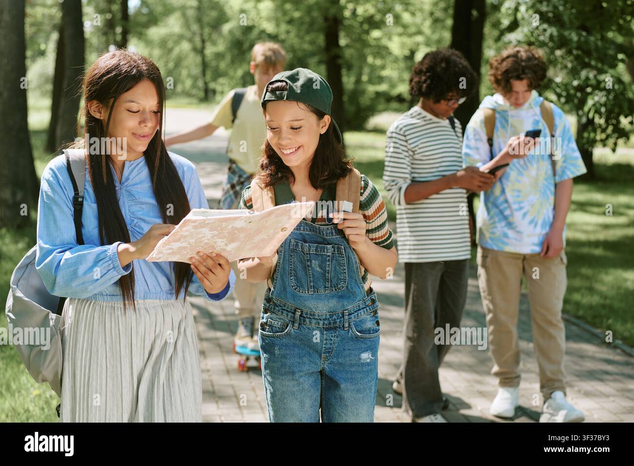 Studenti adolescenti diversi che studiano all'aperto per il ritorno a scuola Foto Stock
