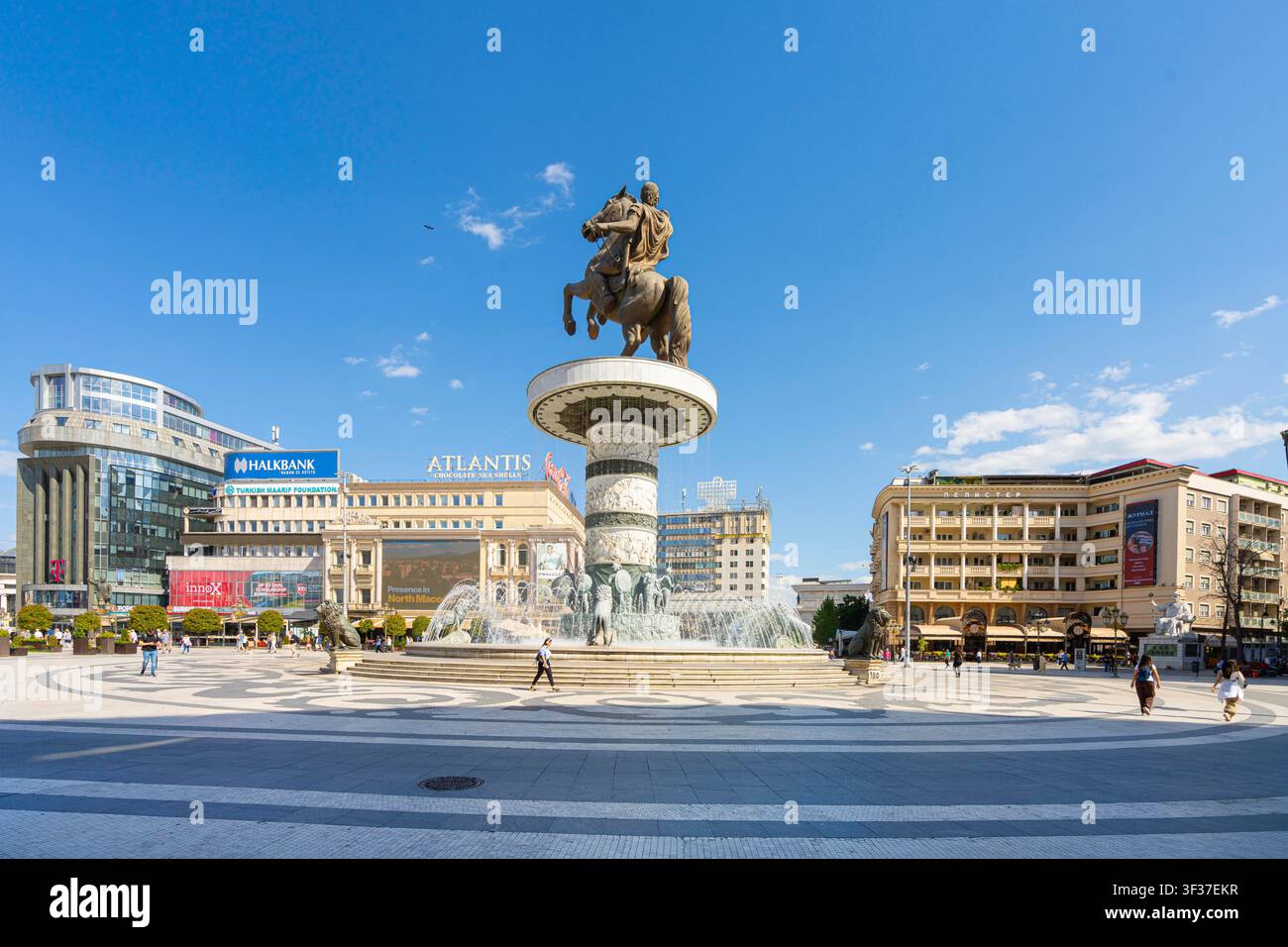 Skopje, Macedonia del Nord, 2 giugno 2026. La grande fontana con il monumento ad Alessandro III di Macedonia nel centro della città Foto Stock