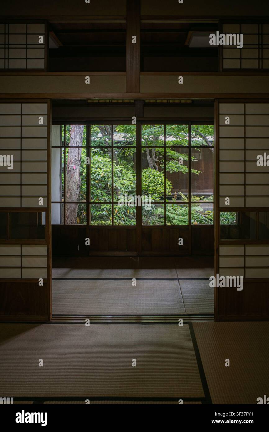 Stanze giapponesi tradizionali interconnesse con pavimenti in tatami e schermi scorrevoli in carta in un edificio storico. Foto Stock