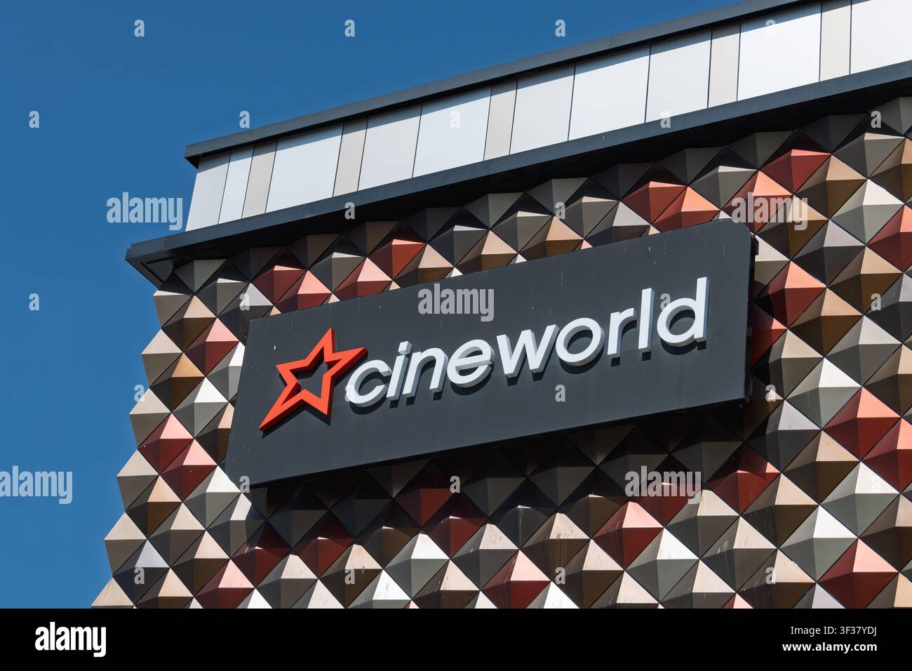 Insegna del cinema multiplex Cineworld sul complesso nel centro città di Warrington. Foto Stock