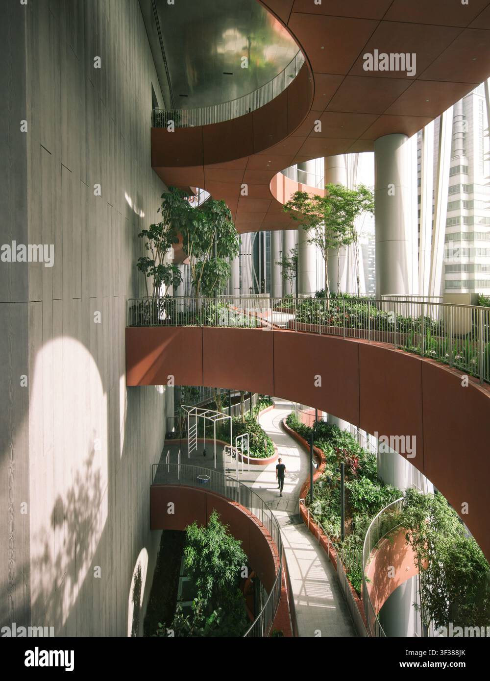 Capitaspring Skygarden, uno spazio pubblico verde nel centro di Singapore. Progettato in stile biofilico dal gruppo architettonico Bjarke Ingels Group BIG Foto Stock