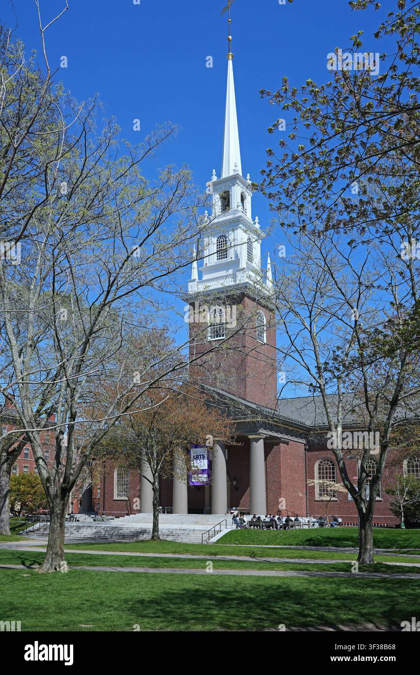 Chiesa commemorativa dell'Università di Harvard, in memoria delle vittime della Prima Guerra Mondiale, con il suo alto campanile Foto Stock
