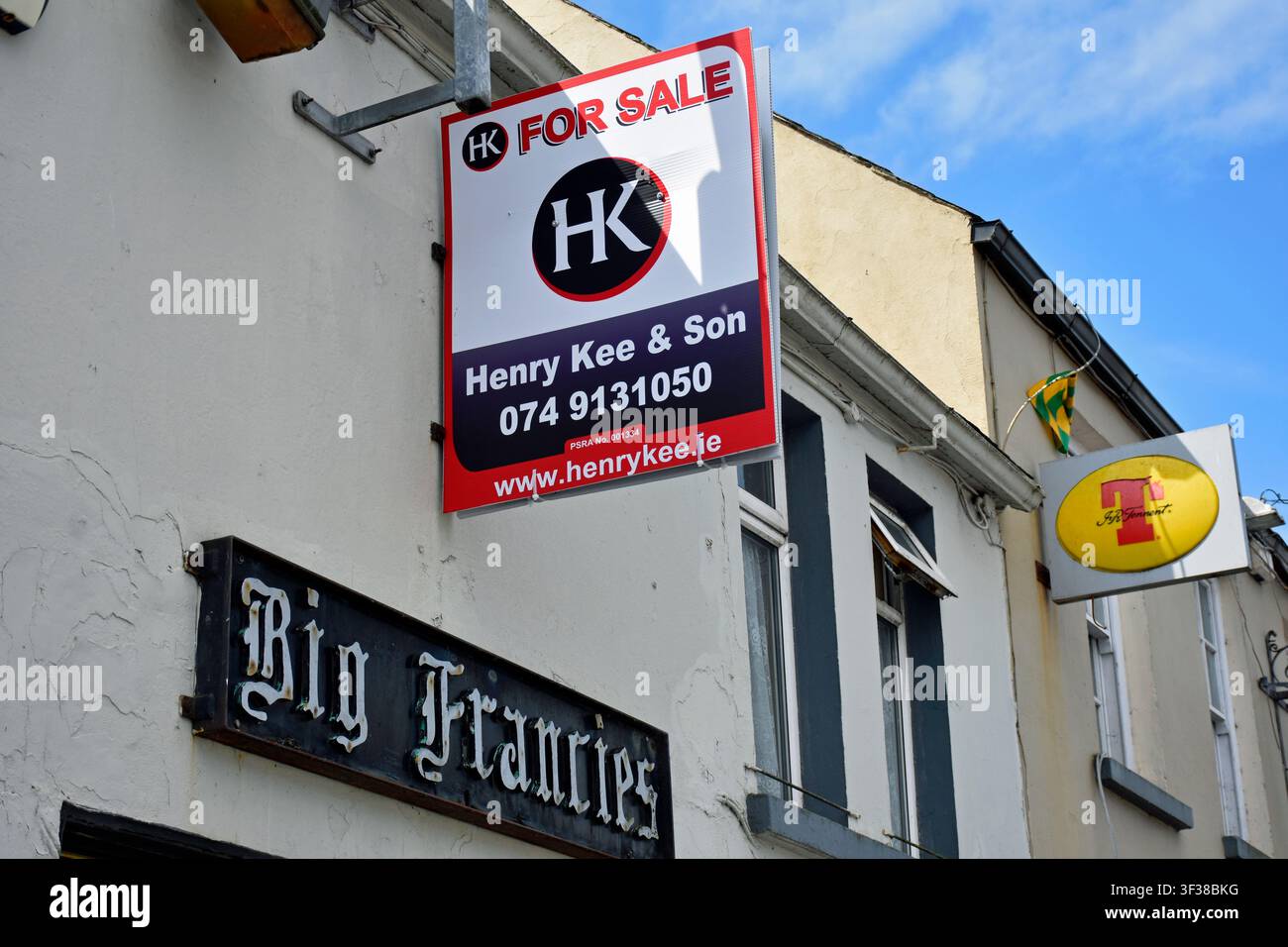 Facciata di un bar in vendita o affitto, Ardara, Contea di Donegal, Irlanda Foto Stock