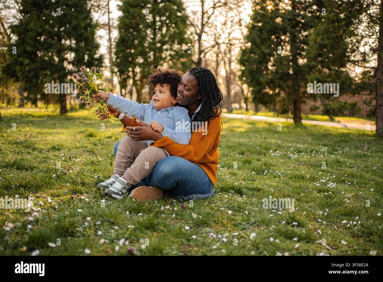 Madre e figlio si divertono in primavera nel parco Foto Stock