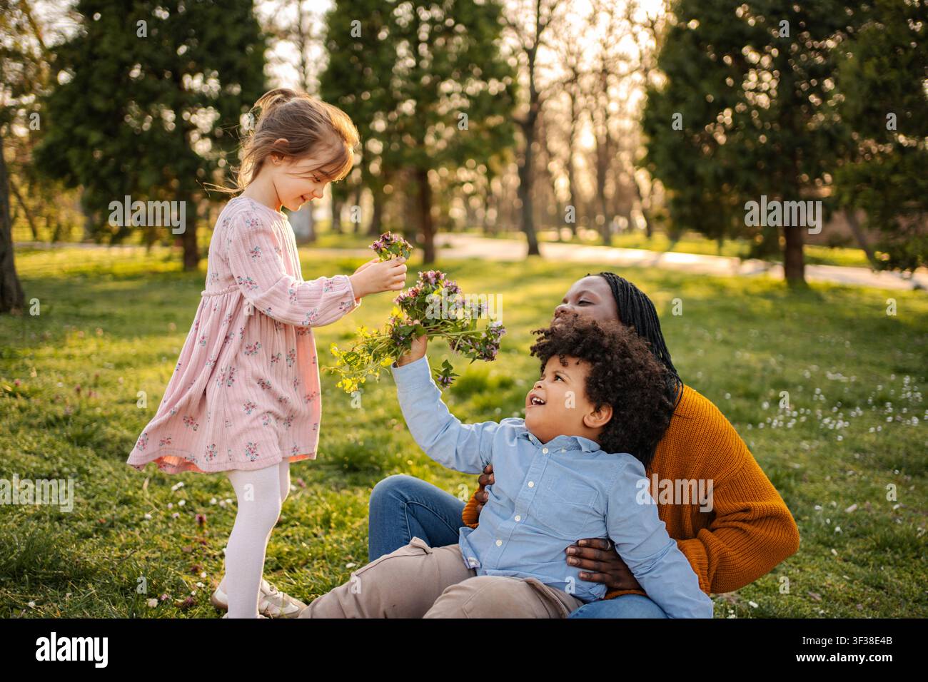 Famiglia felice che si gode la giornata primaverile nella natura Foto Stock