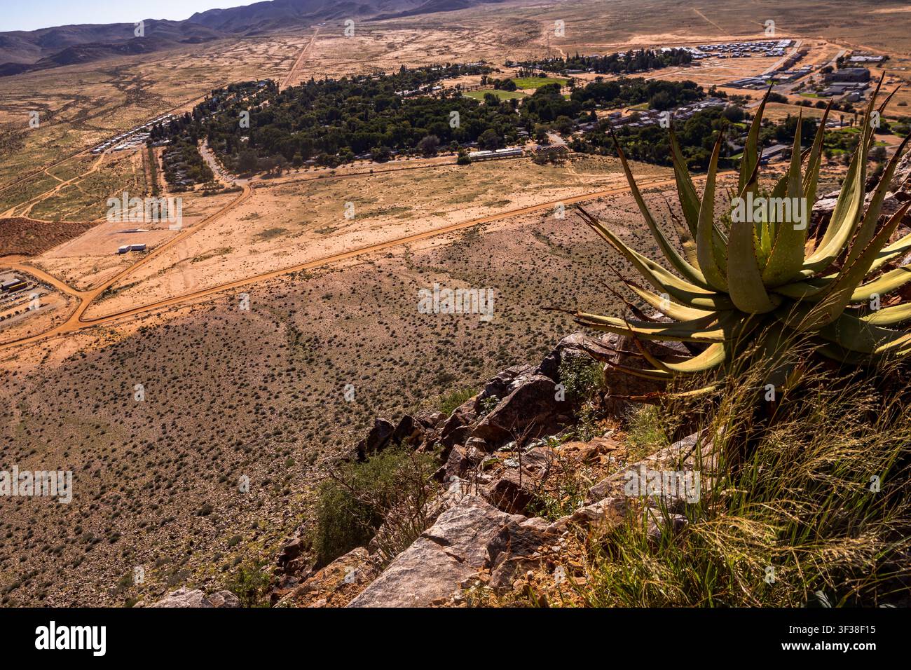 vista panoramica che si affaccia sulla città mineraria del deserto di Aggeneys da una cresta rocciosa e impervia Foto Stock