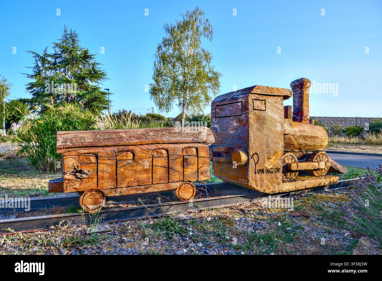 Grande modello in legno intagliato a mano di locomotiva e vagone su un incrocio circolare nel sito della vecchia linea ferroviaria - Yzeures-sur-Creuse, Indre-et-Loire, Francia. Foto Stock