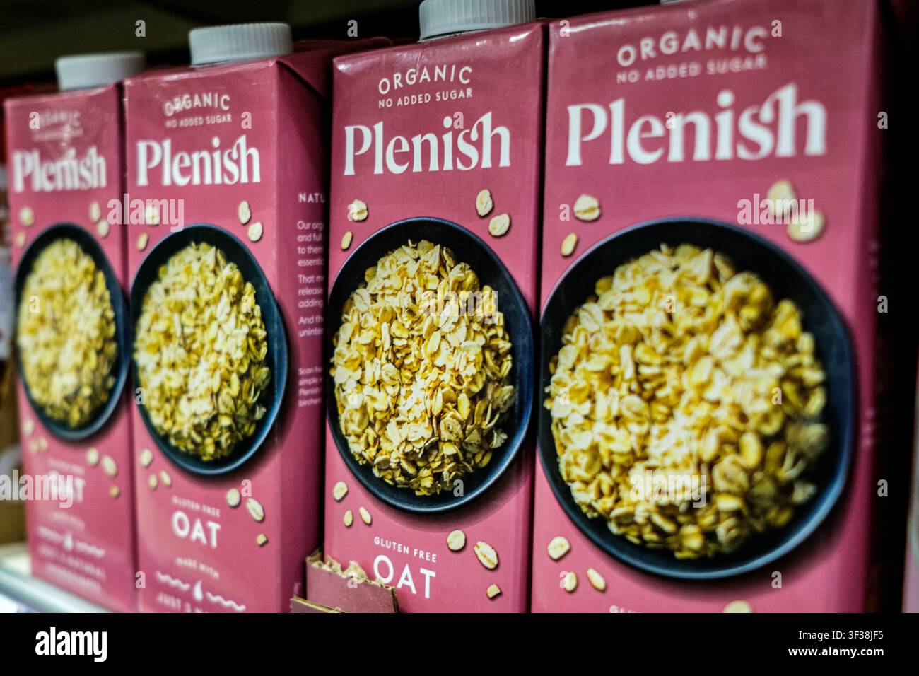 Londra UK, 21 luglio 2026, Un primo piano di un espositore da scaffale di un supermercato di Waitrose con cartoni di bevanda alla farina d’avena senza glutine Plenish Organiic Foto Stock