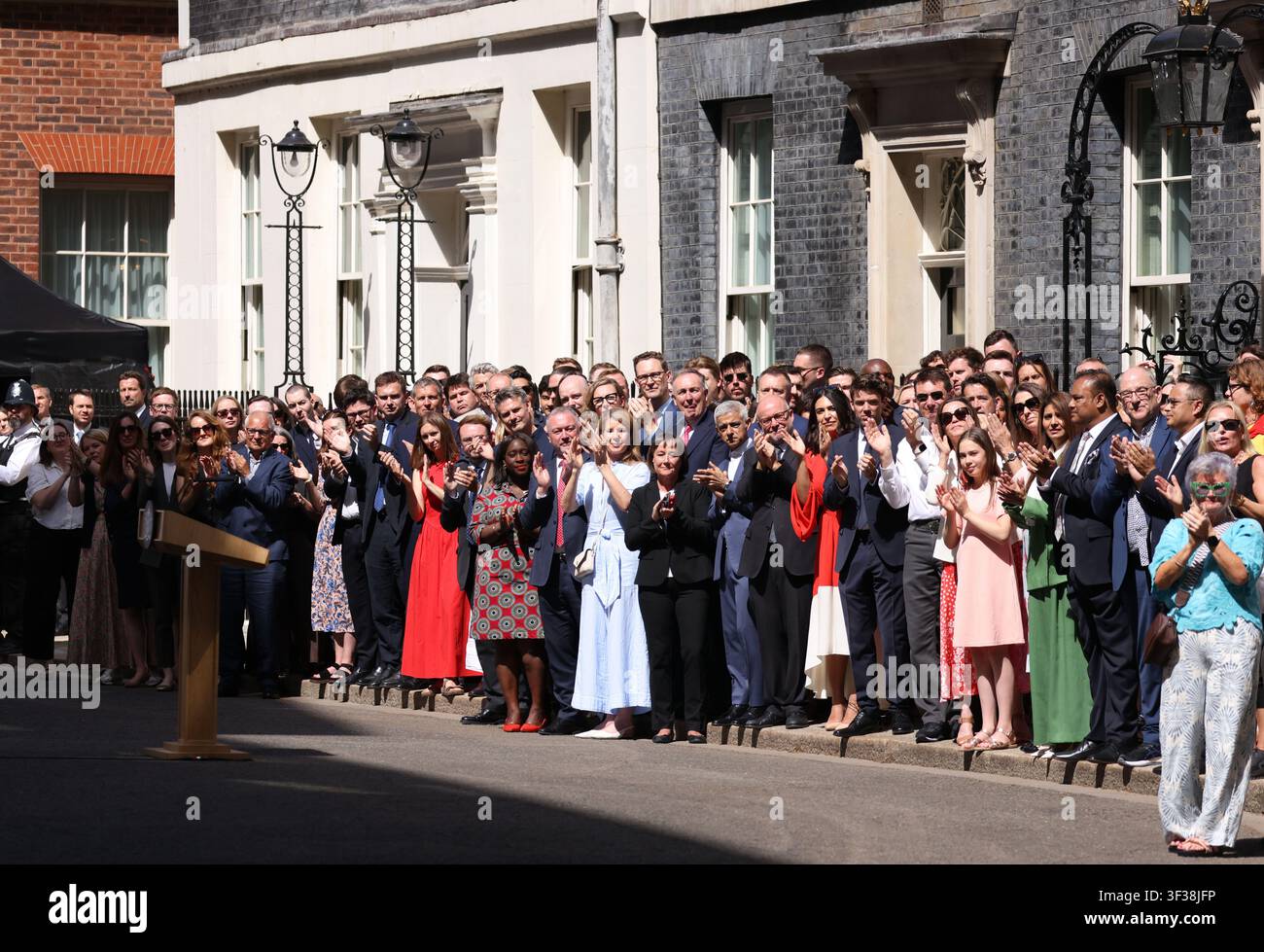 Ex colleghi e amici applaudono dopo che Sir Keir Starmer ha tenuto un discorso finale come Primo Ministro laburista prima di lasciare il numero 10 di Downing Street per andarsene Foto Stock