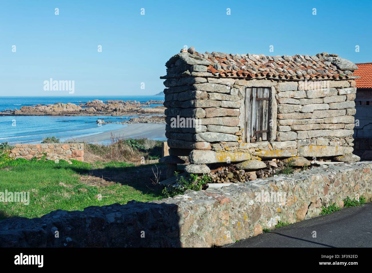 Un antico hóreo (granaio) nel piccolo villaggio di pescatori di Arou, Galizia, Spagna. Foto Stock