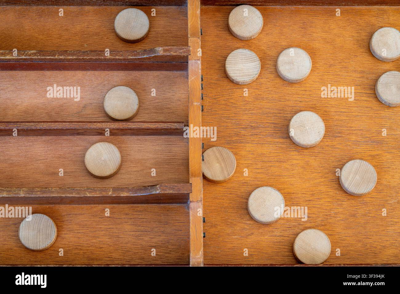 Gioco di sjoelen, classico gioco da tavolo olandese con dischi di legno e tavola chiamata sjoelbak, vista dall'alto Foto Stock