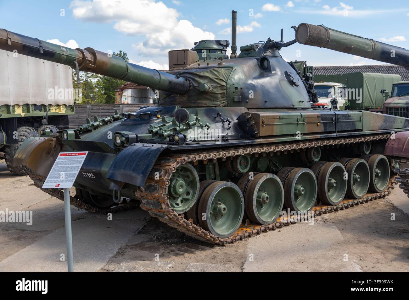 Borne Sulinowo, Polonia – 13 agosto 2023 Carro armato militare parcheggiato all'aperto in una giornata di sole, che mostra il suo design robusto Foto Stock