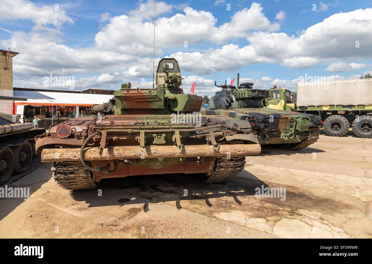 Borne Sulinowo, Polonia – 13 agosto 2023: Carri armati militari e veicoli di trasporto esposti all'aperto sotto un cielo estivo Foto Stock