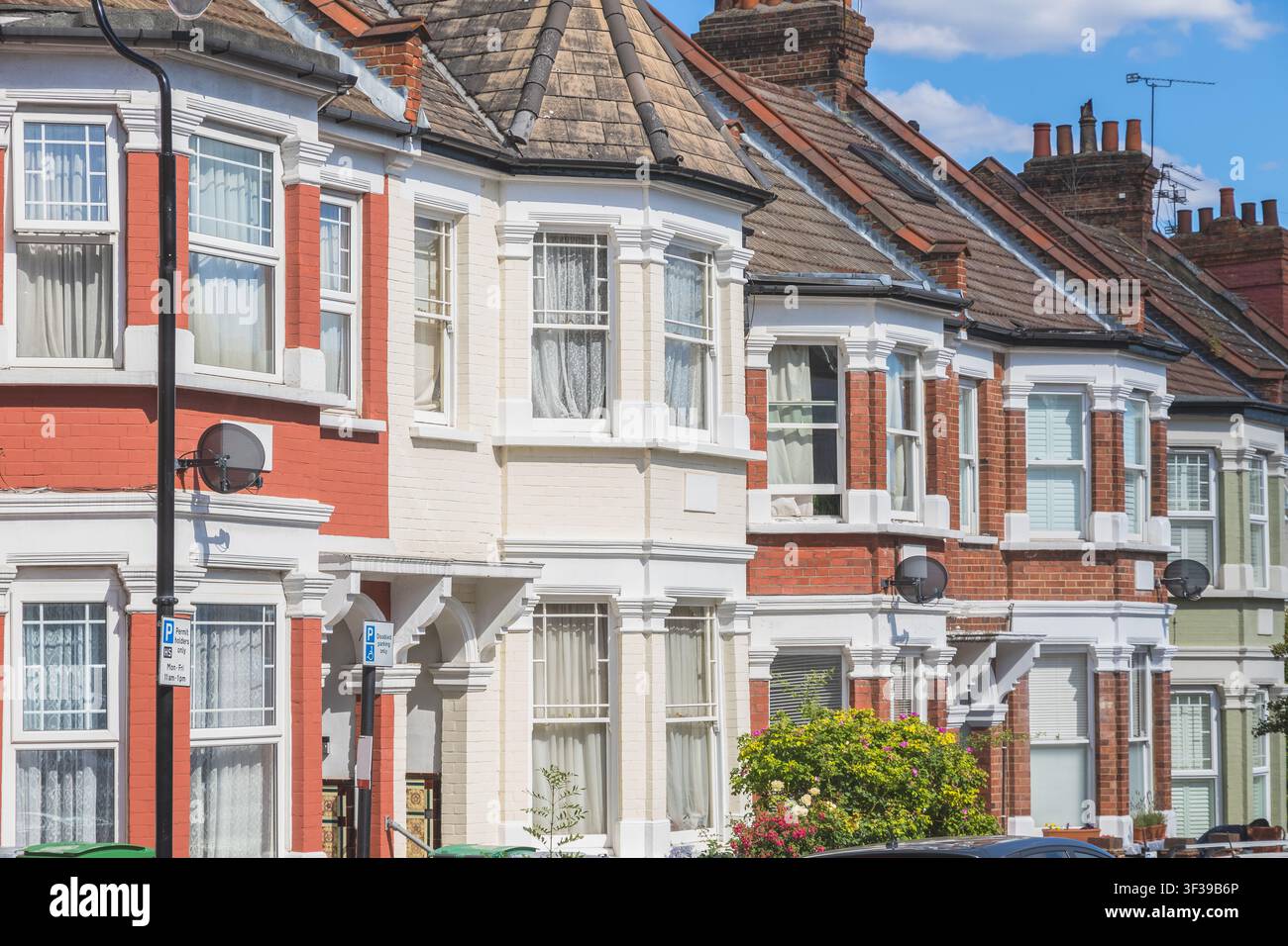 Fila di case inglesi a schiera a Hornsey, Londra Foto Stock