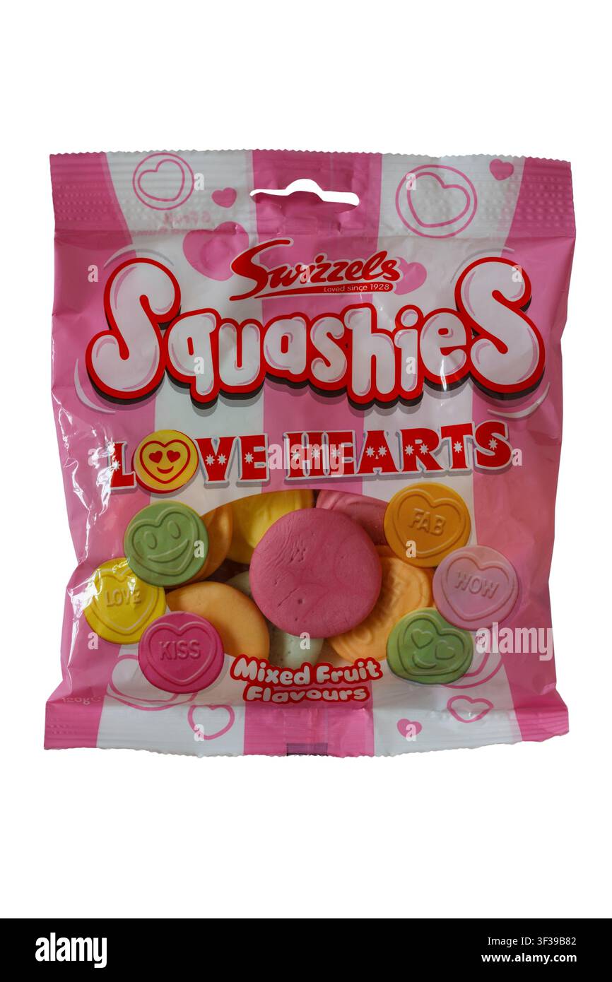 Busta di Swizzels Matlow Love Hearts Squashies ai gusti di frutta mista caramelle dolci isolate su sfondo bianco Foto Stock