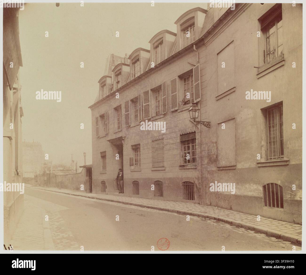 La Maison de Balzac, situata al 47 Rue Raynouard a Parigi, di Eugène Atget nel 1901. Eugène Atget era un fotografo francese, e la Maison de Balzac era la casa di Honoré de Balzac, un romanziere e drammaturgo francese. Foto Stock