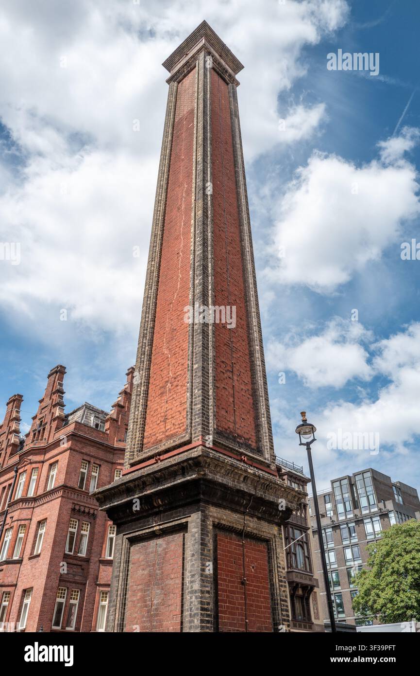 Il camino dell’ex gasometro di Brompton e Kensington / casa delle caldaie (un camino di servizio vittoriano associato agli edifici istituzionali vicini) Foto Stock