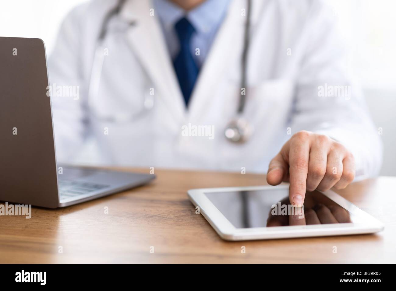 Primo piano del medico che usa il tablet digitale Foto Stock