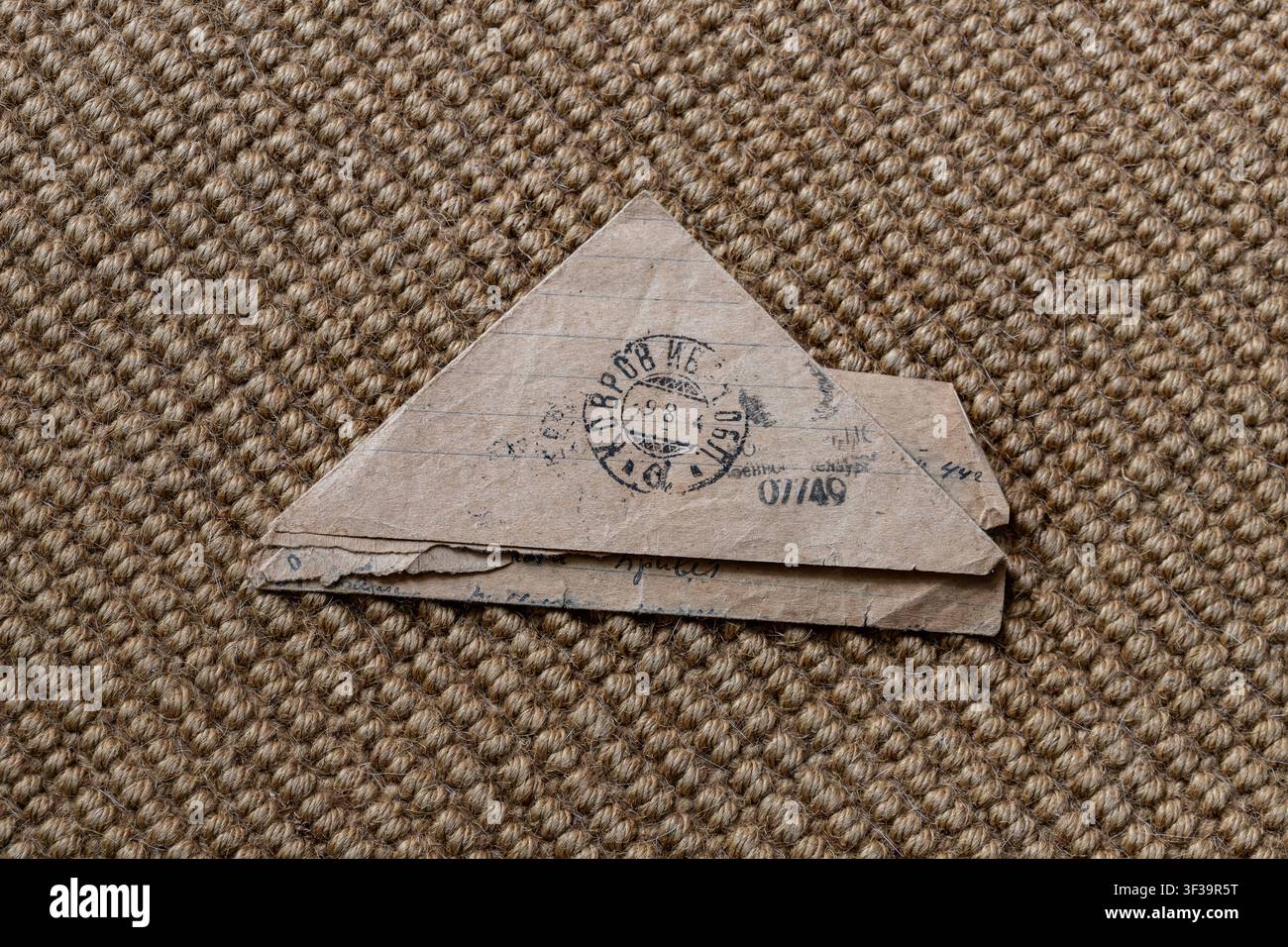 Retro di una lettera triangolare frontale sovietica con un timbro postale di spedizione rotondo, un timbro di censura militare e numeri ufficiali dell'URSS. Foto Stock