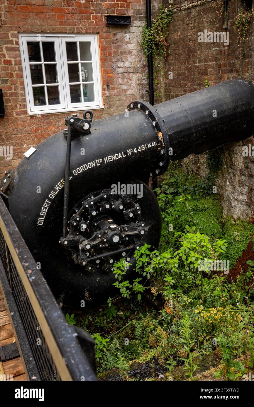 Una turbina idraulica Gilbert Gilkes & Gordon del 1940, n. 4491, alla Hatch Mill sul torrente del mulino a Godalming, Surrey, Inghilterra. Foto Stock