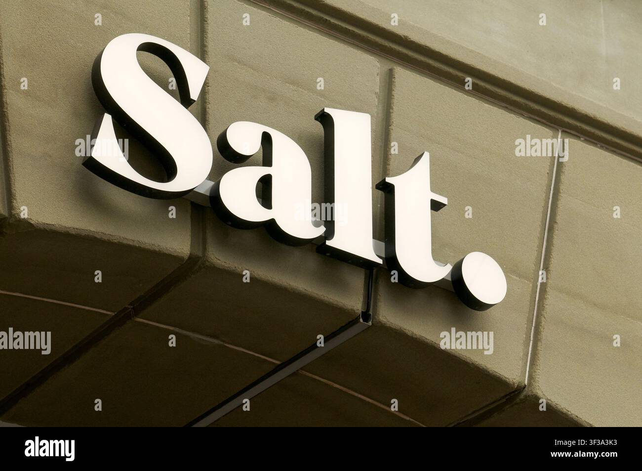 Berna, Svizzera - 10 giugno 2026: Insegna logo 3D dell'azienda di telecomunicazioni Salt Mobile montata su una facciata storica in pietra a Berna. Primo piano Foto Stock