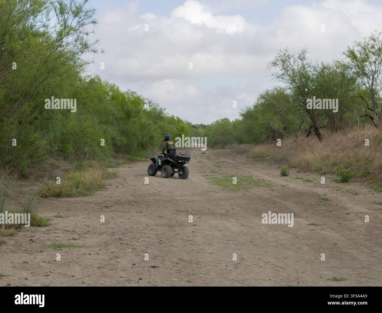 Agente della pattuglia di frontiera al Santa Ana Wildlife Refuge a San Juan, TX Foto Stock