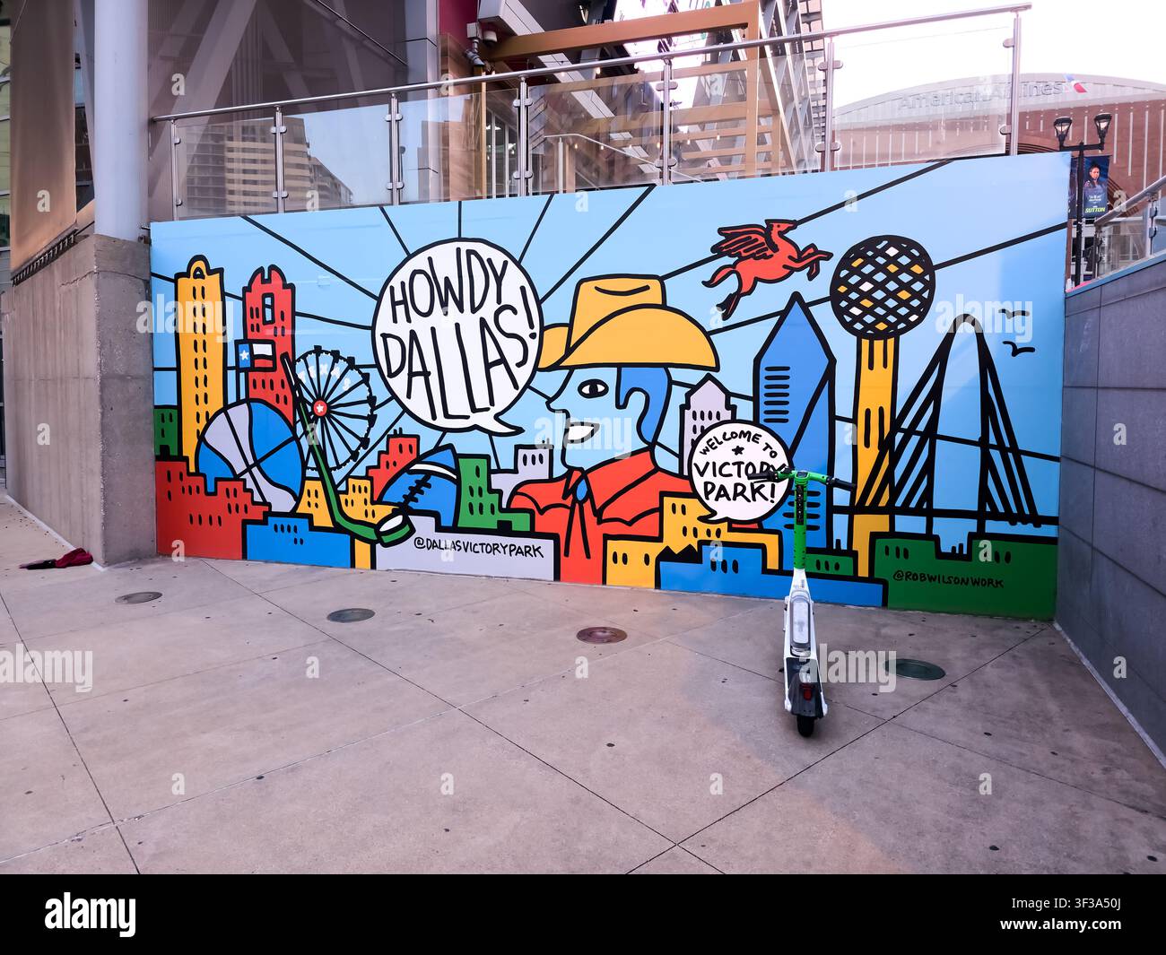 DALLAS, TX, USA - 13 LUGLIO 2026: Un murale vivace raffigura i monumenti iconici di Dallas e dà il benvenuto ai visitatori al Victory Park. L'opera d'arte colorata è compl Foto Stock