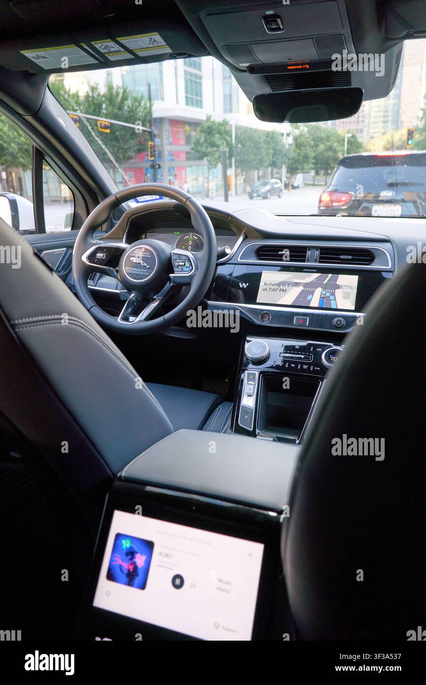 DALLAS, TX, USA - 13 LUGLIO 2026: L'interno di un veicolo autonomo Waymo viene ripreso mentre naviga per le strade del centro di Dallas. Il d Foto Stock