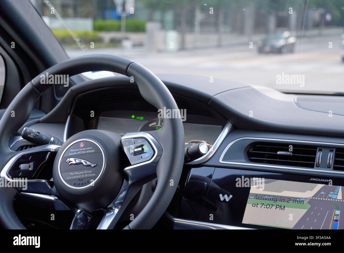 DALLAS, TX, USA - 13 LUGLIO 2026: Vista interna di un veicolo autonomo Waymo Jaguar I-PACE nelle strade di Dallas, che mostra il volante e il cruscotto Foto Stock