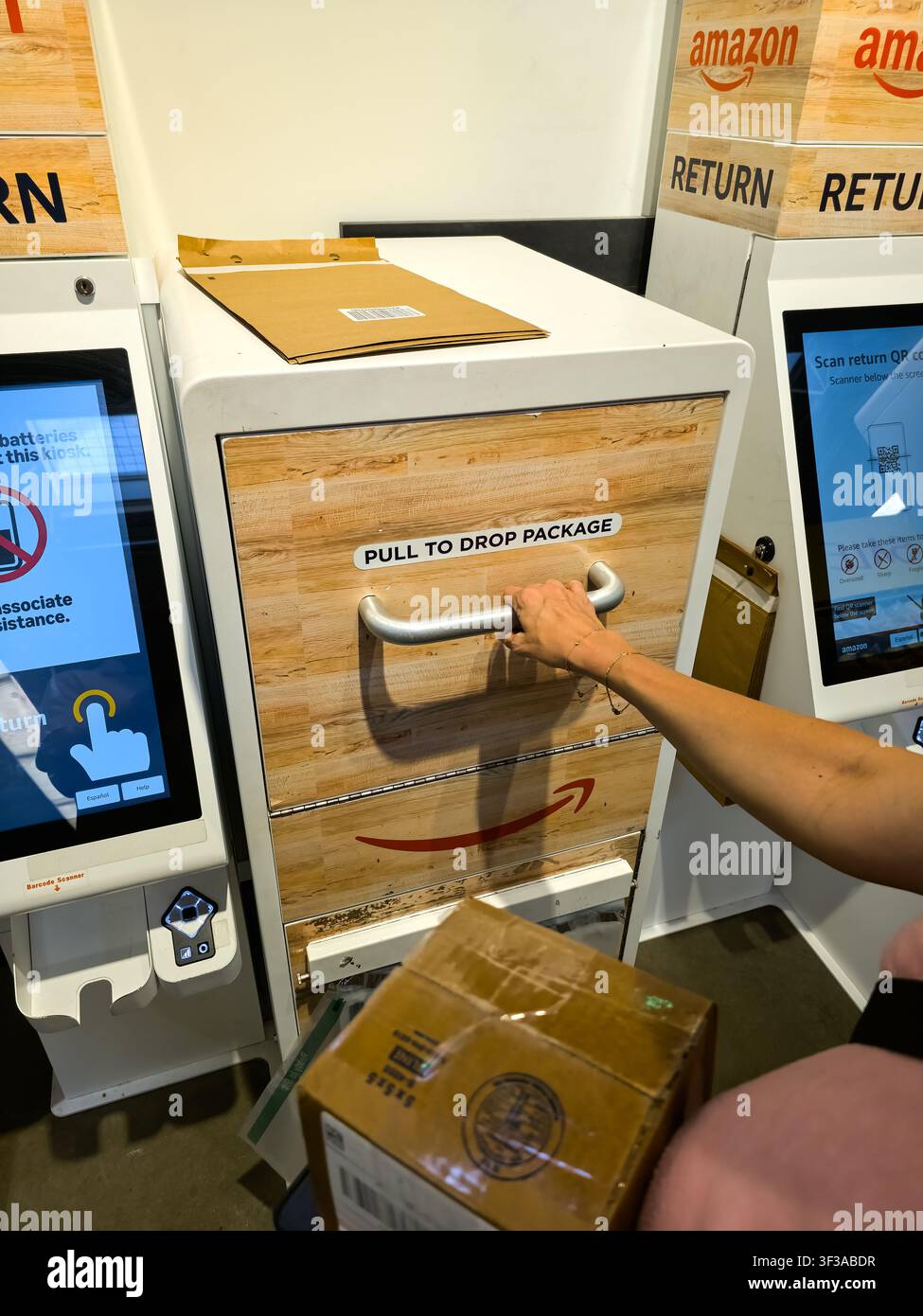 DALLAS - 15 LUGLIO 2026: Una persona che utilizza il chiosco di reso Amazon situato all'interno di un Whole Foods Market. Il chiosco è progettato per resi di pacchi facili con Foto Stock