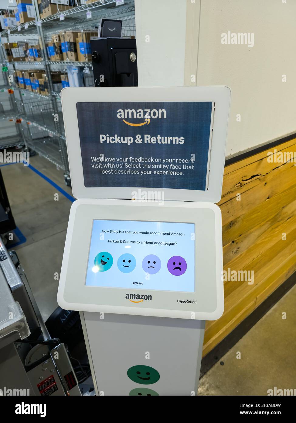 DALLAS - 15 LUGLIO 2026: Un chiosco di feedback per il ritiro e il reso di Amazon è posizionato all'interno di un Whole Foods Market. I clienti possono selezionare una faccina sorridente per Foto Stock