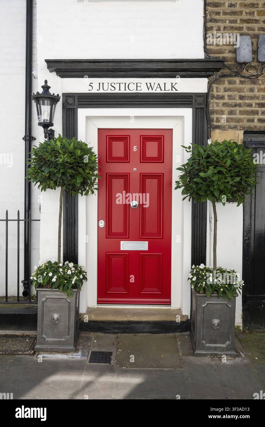 Porta rossa affiancata da piante, con lanterna e numero civico 5 Justice Walk, Chelsea, Londra, Gran Bretagna, Inghilterra, Gran Bretagna Foto Stock
