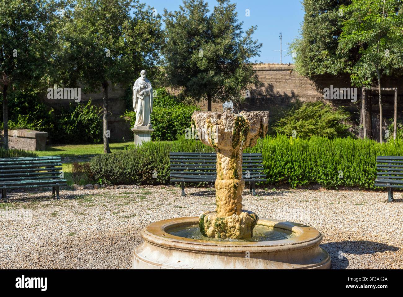 Nel Bastione di Piazza San Giovanni, è possibile trovare una statua del XIX secolo scolpita nel marmo di Carrara, raffigurante San Bernardo di Chiaravalle. Vatican Gar Foto Stock