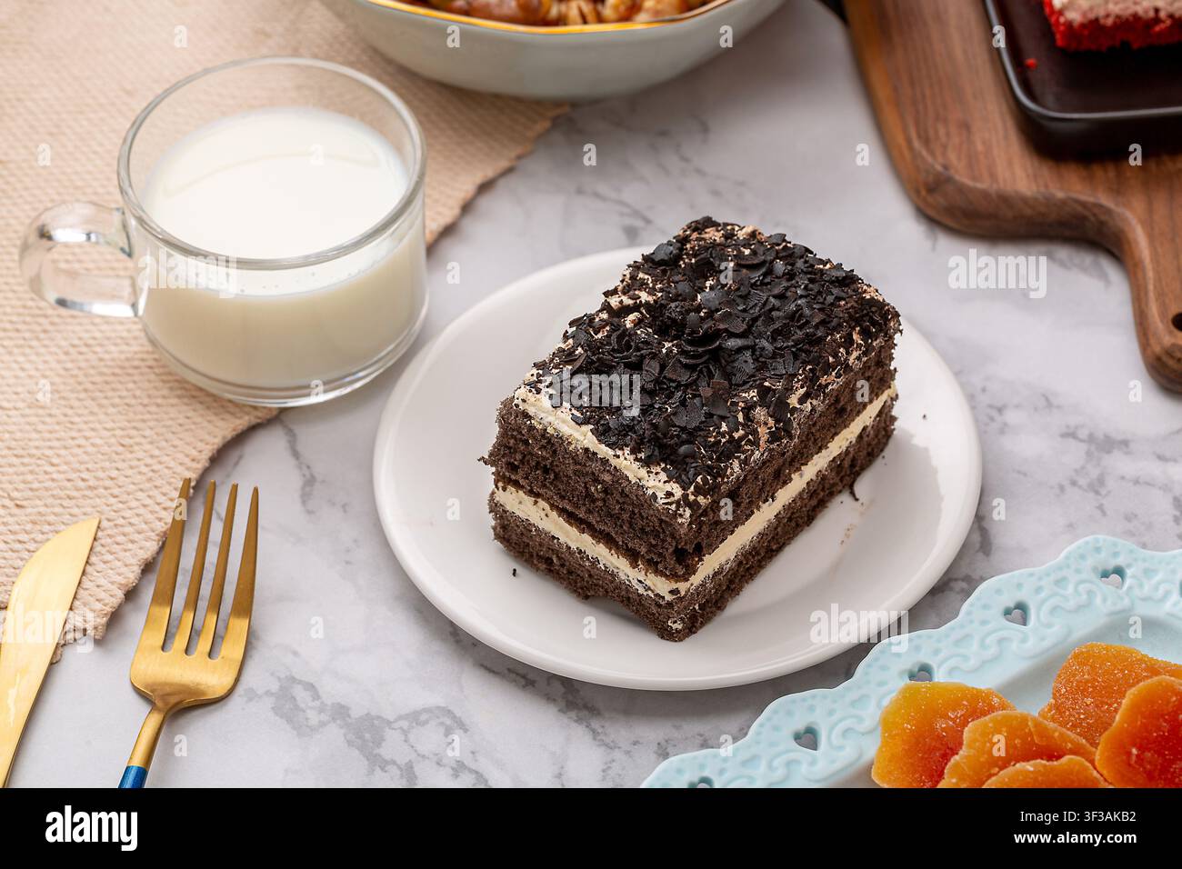 Dessert torta al cioccolato della Foresta Nera con ripieno di crema Foto Stock