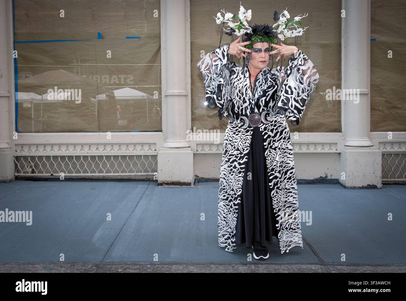 Ritratto di D'Raven Ashly, una sacerdotessa celtica di Wiccan. Al Witchsfest USA 2022 su Astor Place nell'East Village, Manhattan, New York City. Foto Stock