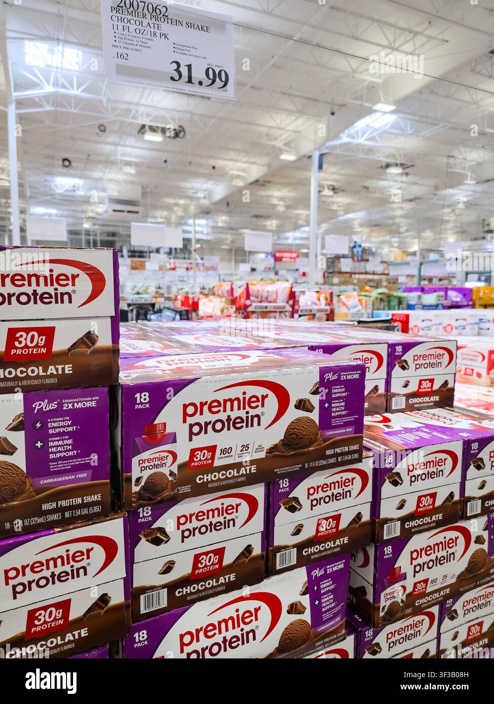 PLANO, TX, USA - 19 LUGLIO 2026: I frullati al cioccolato Premier Protein sono esposti in modo prominente in un magazzino Costco. Costco è noto per offrire quantità alla rinfusa Foto Stock