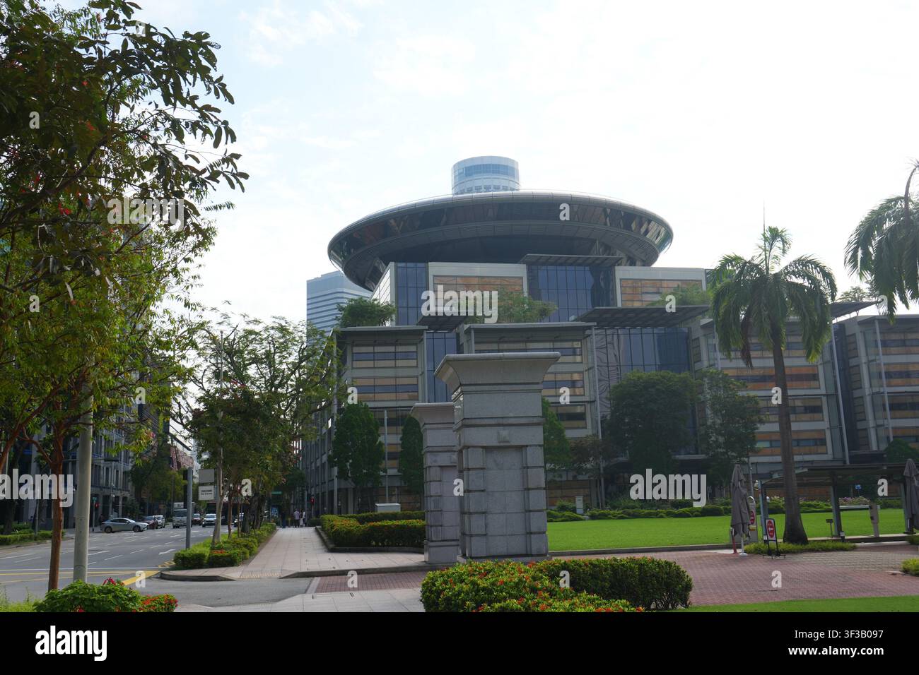 Corte Suprema di Singapore Edificio di tribunale moderno a cupola con vegetazione tropicale Vista della strada cittadina Foto Stock