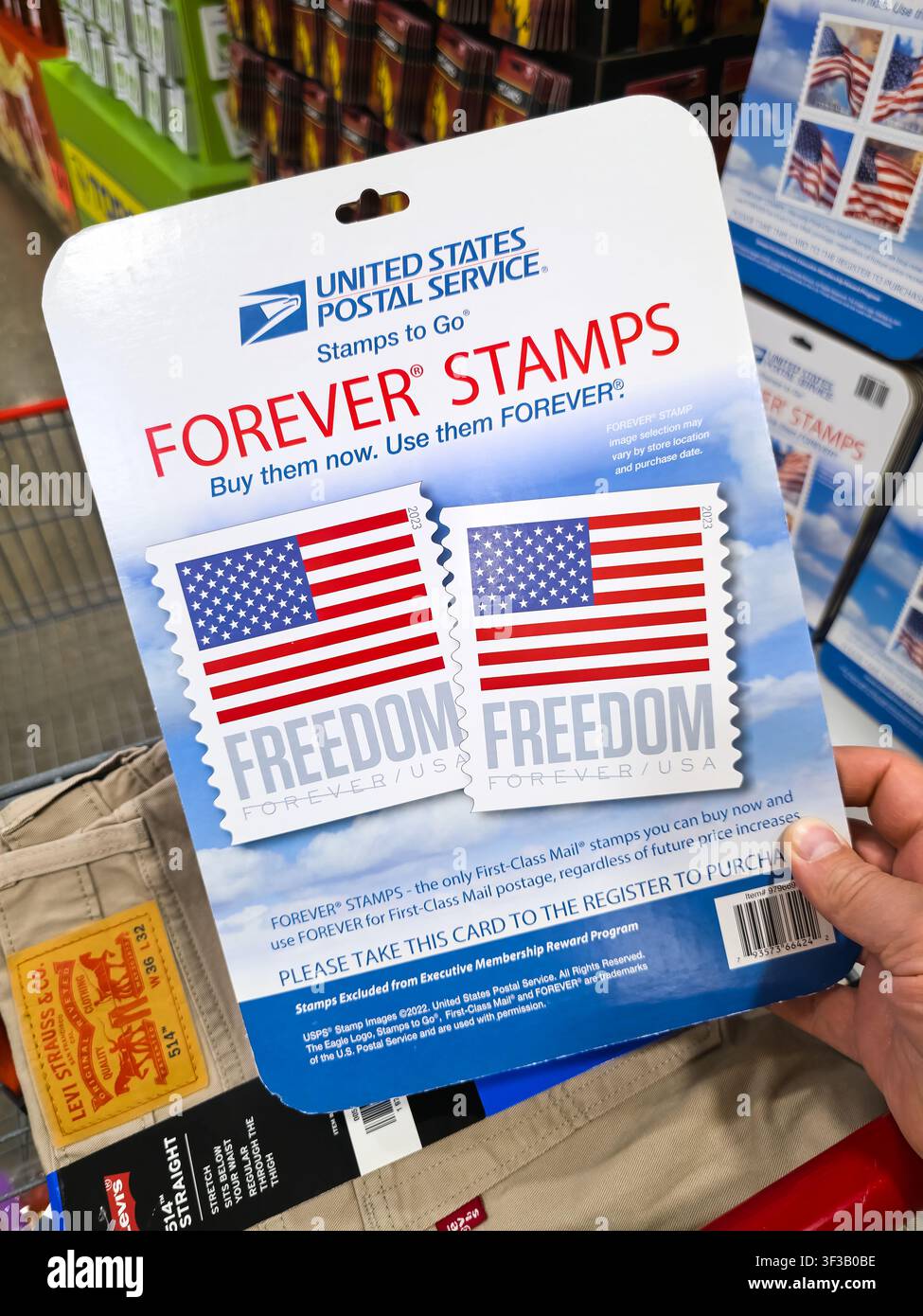 PLANO, TX, USA - 19 LUGLIO 2026: Un'esposizione di francobolli USPS Forever con il design della bandiera americana è visibile all'interno di un negozio Costco. Questi francobolli, noti Foto Stock